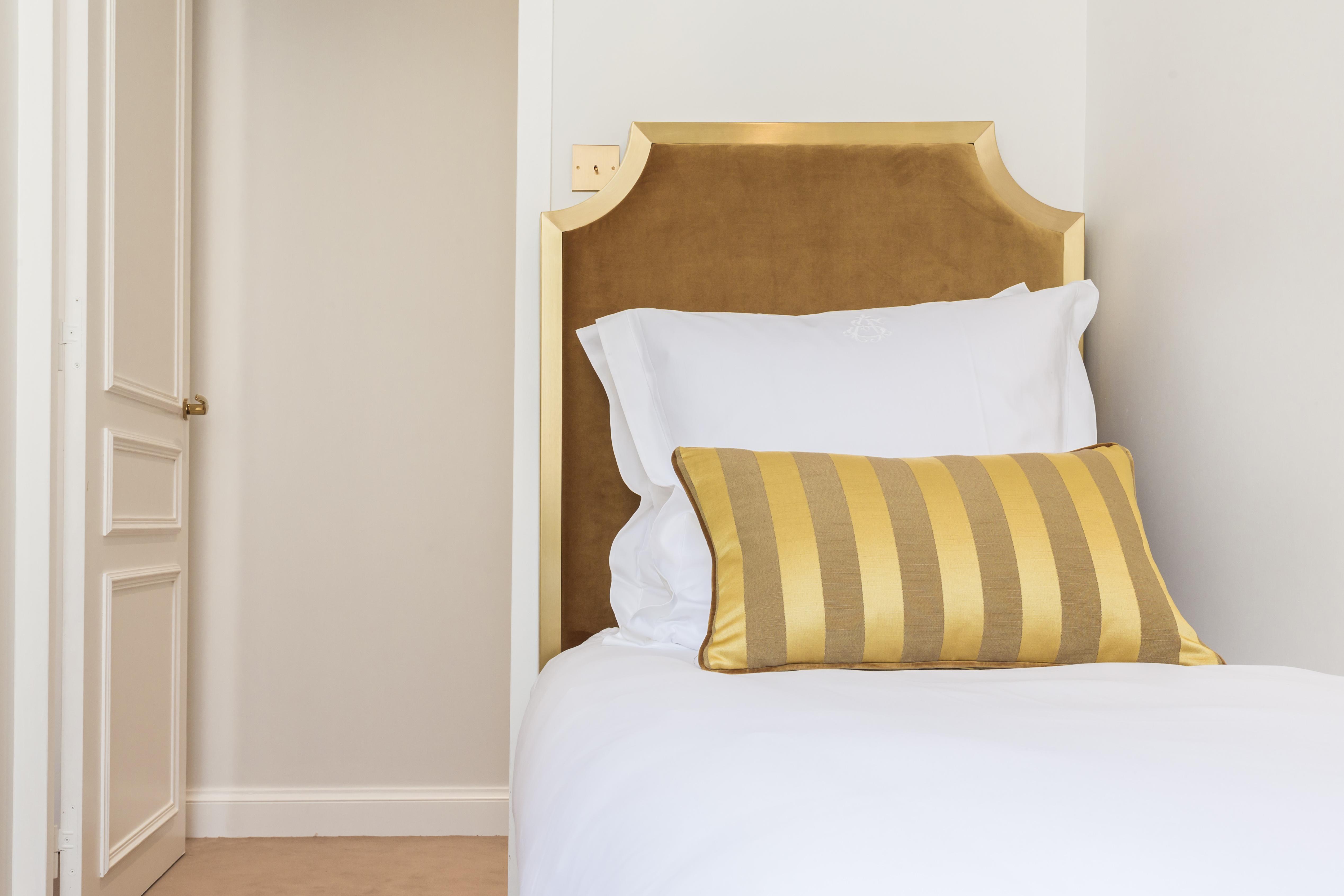 โรงแรมอัลเฟรด ซงมิเย ปารีส ภายนอก รูปภาพ A bed with a decorative pillow